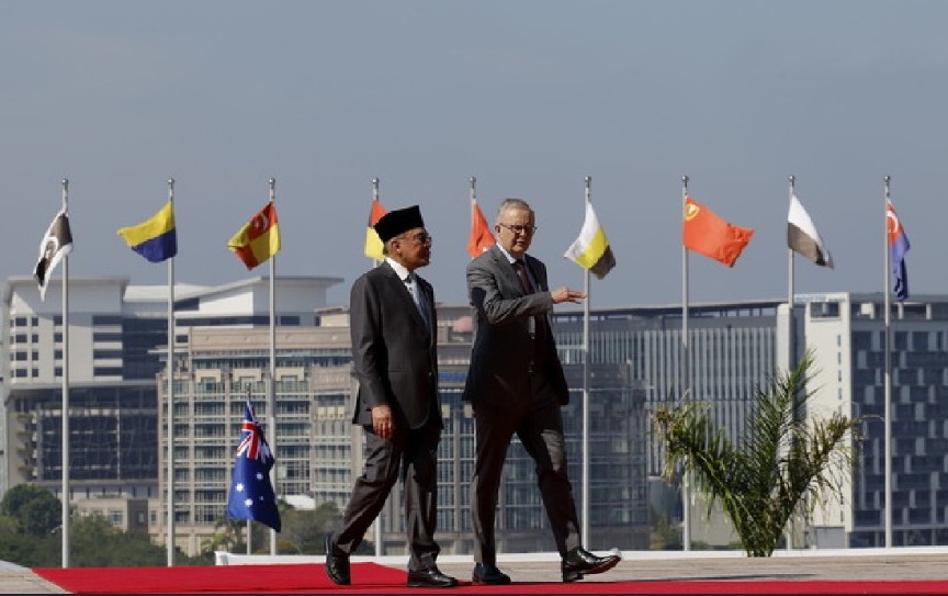 澳总理出席官方欢迎仪式